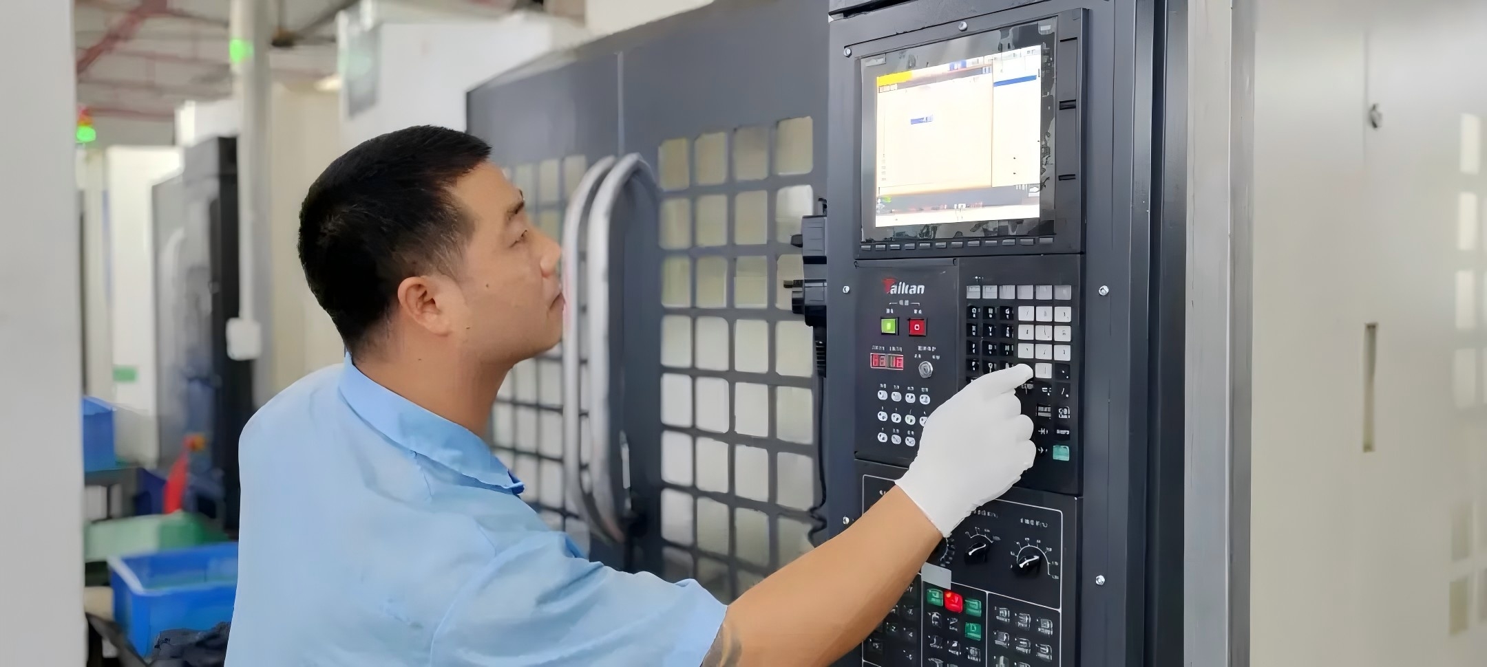 優秀社員インタビュー｜張宏波：CNC課のデスクトップ「指揮者」