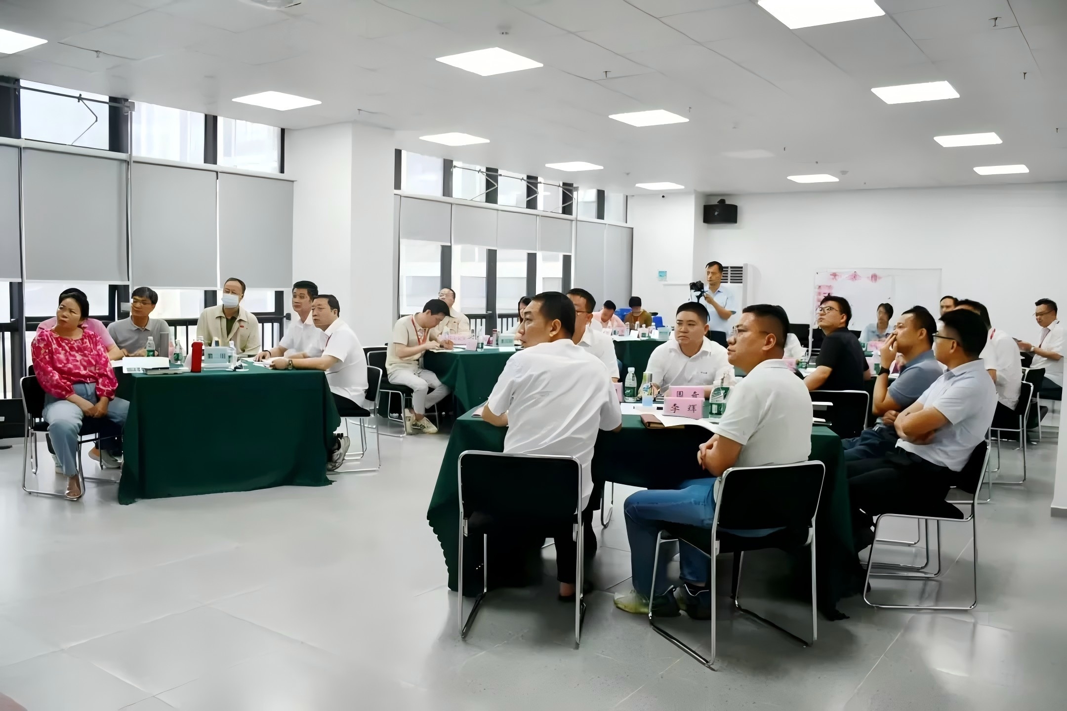 人材の発展に焦点を当てて内訓の礎石を固める――発斯特内訓師訓練キャンプの修了式が円満に開催された！